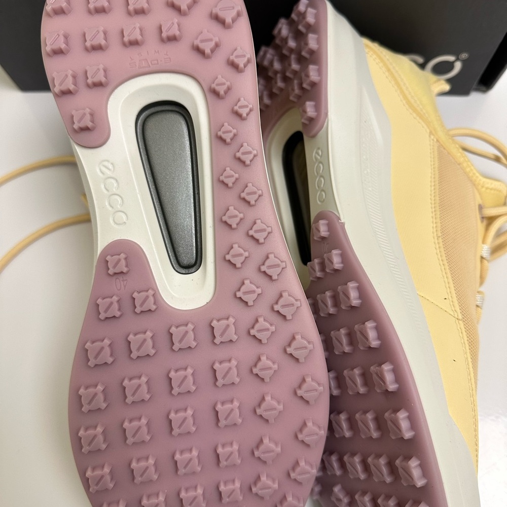 NEW! WOMEN’S ECCO SNEAKERS  Size EU  40. US 9-9 1/2 never worn, light yellow - Picture 3 of 5